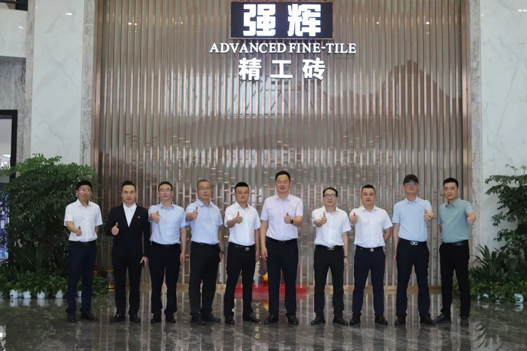 強(qiáng)輝新品質(zhì)感大師又出圈？華美立家團(tuán)隊(duì)參觀強(qiáng)輝總部展廳！